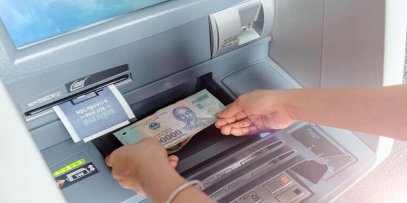 Người chơi thực hiện giao dịch rút tiền trên thiết bị